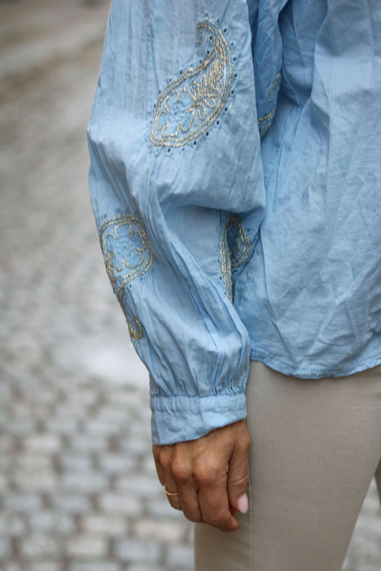 Elisabeth Cotton blouse - Gold embroidery - Light blue