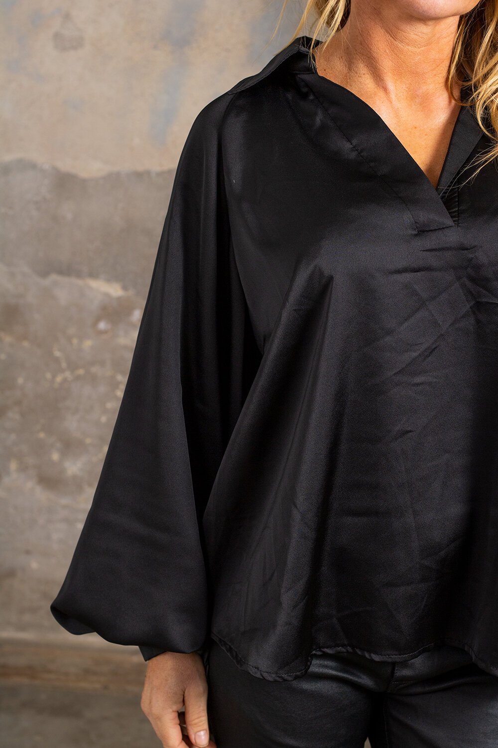 Nami Satin blouse - Balloon Sleeves - Black