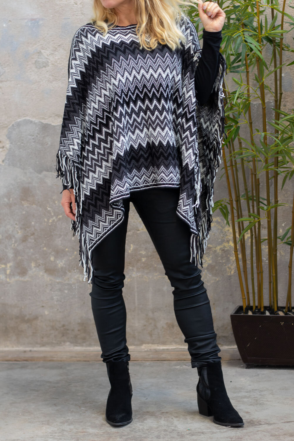 Knitted poncho - Zigzag - Black/Grey