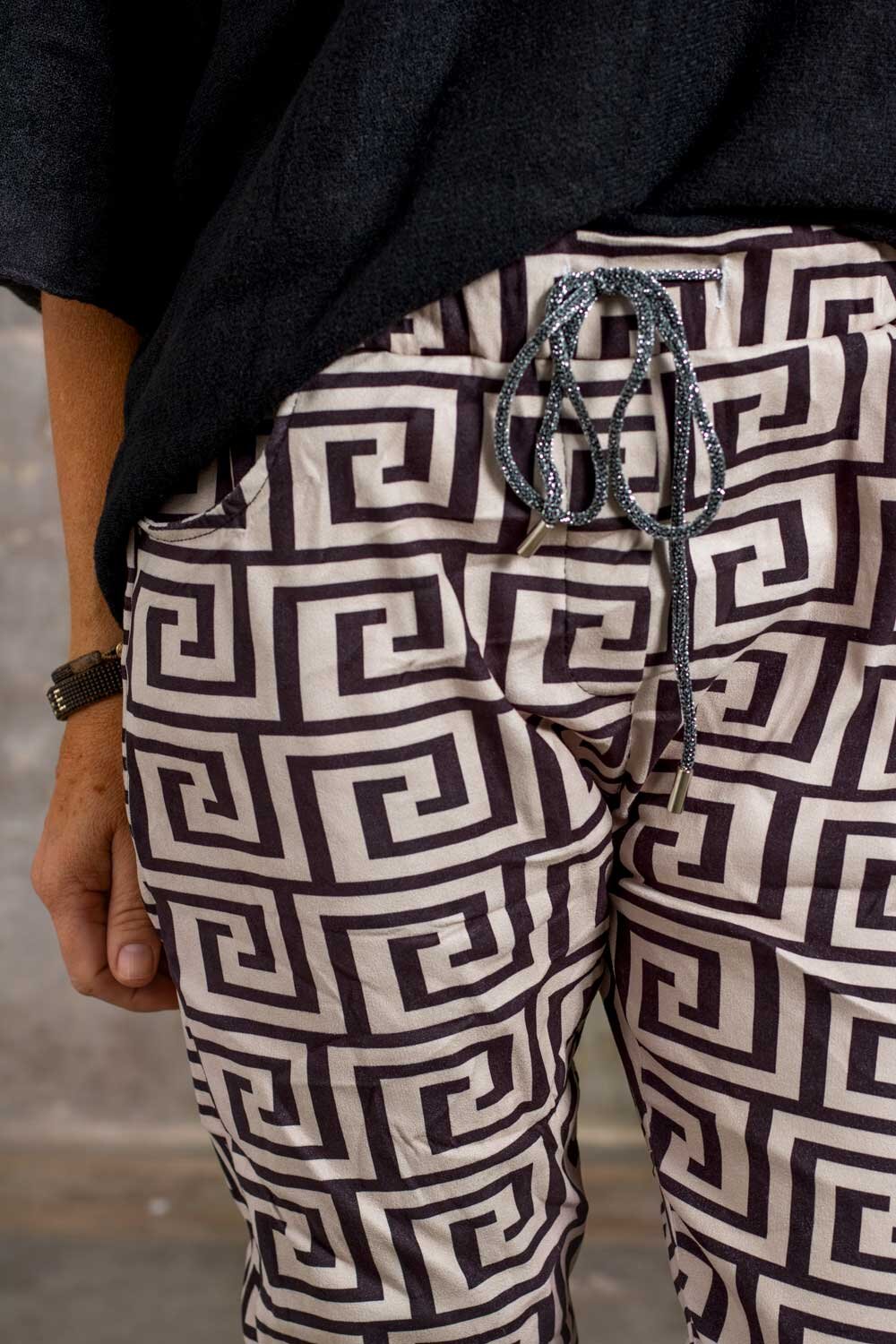 Stretchy trousers - Greek pattern - Beige/Black
