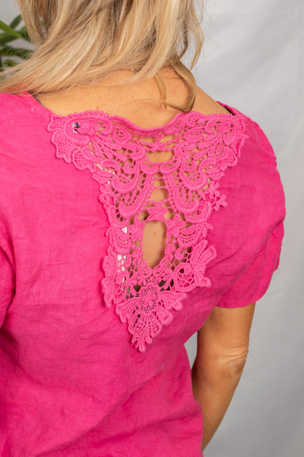 Tyra linen top - lace back - cerise