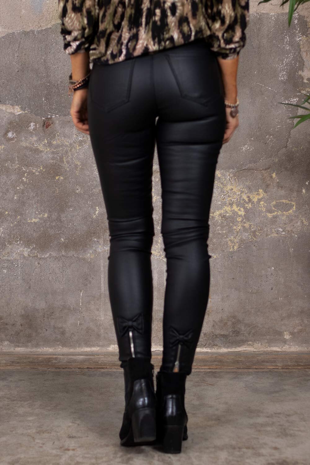 Waxed skinny pants E054 - Black