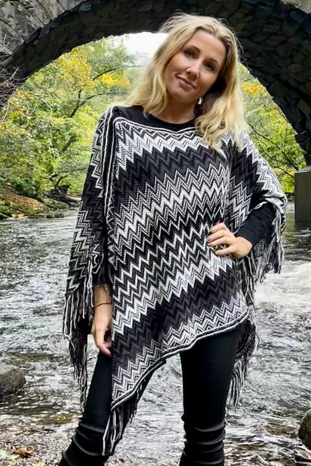 Knitted poncho - Zigzag - Black/Grey