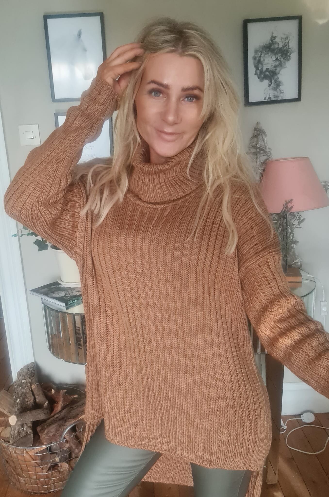Veronica - Knitted sweater - Camel